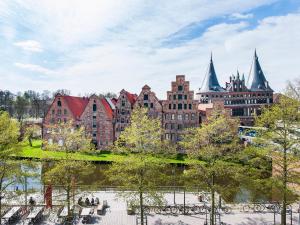 Nespecifikovaný výhled na destinaci Lübeck nebo výhled na město při pohledu z hotelu