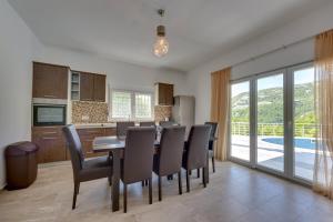 Dining area sa villa