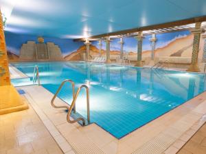 
a swimming pool with a swimming pool tub and chairs at TLH Derwent Hotel (TLH Leisure Resort) in Torquay
