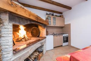 kuchnia z ceglanym kominkiem z kominkiem w obiekcie Kristina Apartments w mieście Zadar