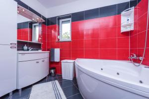 czerwono-czarna łazienka z wanną i umywalką w obiekcie Kristina Apartments w mieście Zadar +37 zdjęć