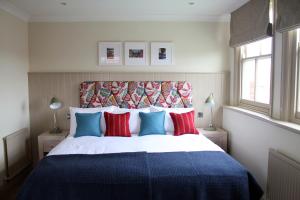 Ein Bett oder Betten in einem Zimmer der Unterkunft Crown Hotel