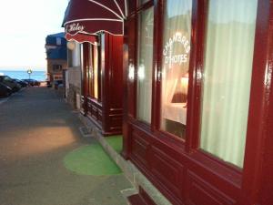 einen Laden vor dem Fenster eines Donut-Ladens in der Unterkunft Le Magellan-Plage in Saint-Malo