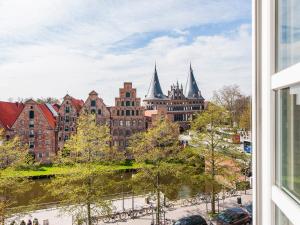 Nespecifikovaný výhled na destinaci Lübeck nebo výhled na město při pohledu z hotelu