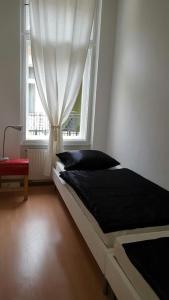 ブダペストにあるHello Tourist Flatの窓付きの部屋のベッド1台