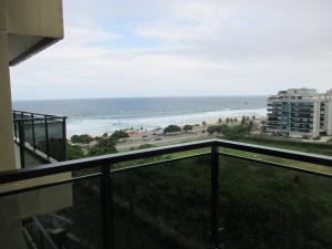 un apartamento en condominio con vistas a la playa desde el balcón en Deslumbrante vista para o mar, en Río de Janeiro