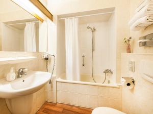 Koupelna v ubytování Hotel Jensen