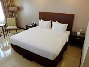 Postel nebo postele na pokoji v ubytování Mandarin Plaza Hotel