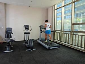 Fitness centrum a/nebo fitness zařízení v ubytování Mandarin Plaza Hotel