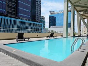 Bazén v ubytování Mandarin Plaza Hotel nebo v jeho okolí