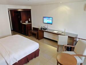 Postel nebo postele na pokoji v ubytování Mandarin Plaza Hotel