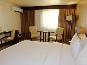 Postel nebo postele na pokoji v ubytování Mandarin Plaza Hotel