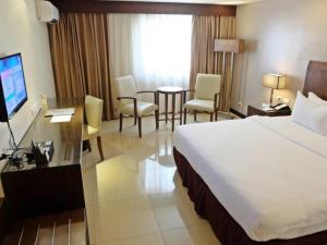 Postel nebo postele na pokoji v ubytování Mandarin Plaza Hotel
