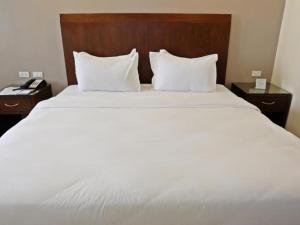 Postel nebo postele na pokoji v ubytování Mandarin Plaza Hotel