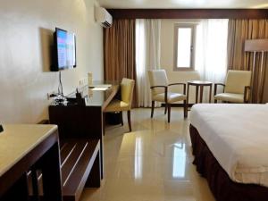 Postel nebo postele na pokoji v ubytování Mandarin Plaza Hotel