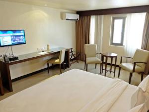 TV a/nebo společenská místnost v ubytování Mandarin Plaza Hotel