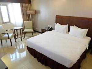 Postel nebo postele na pokoji v ubytování Mandarin Plaza Hotel