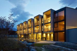 カルテルベッロにあるHotel Sandの夕暮れ時の建物の外観