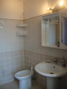 ein Bad mit einem Waschbecken und einem Spiegel in der Unterkunft Agriturismo Prato Verde in Principina a Mare