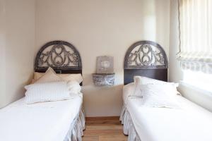 OrtonovoにあるLe Mas di Lauraのベッド2台が隣同士に設置された部屋です。