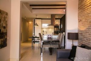 巴塞隆納的住宿－阿爾卡莫莫利諾公寓，用餐室以及带桌椅的起居室。