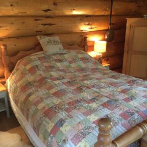 ein Schlafzimmer mit einem Bett in einem Blockhaus in der Unterkunft Hesperus Lodge in Wellington