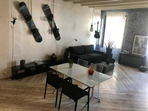 ein Wohnzimmer mit einem Tisch und einem Sofa in der Unterkunft Flora Inn Flora I - Appartamento nel cuore di Piazza Vecchia in Bergamo