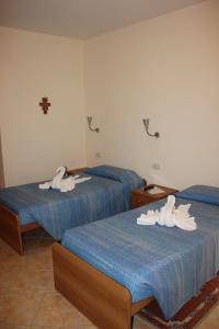 Casa per Ferie Beato Rosaz tesisinde bir odada yatak veya yataklar