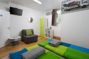 Uma TV ou centro de entretenimento em Hostel Bureau