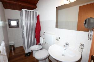 A bathroom at Serravalle Relais & Country Villa with private pool - Esclusive use Még 37 kép