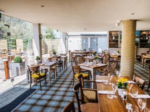 - un restaurant avec des tables et des chaises dans une salle dans l'établissement The Crown Inn Pooley Bridge, à Pooley Bridge