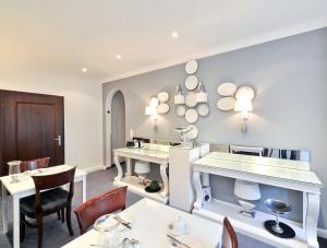 a kitchen with a table, chairs and a lamp at Hotel Sir & Lady Astor in Düsseldorf