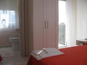 una camera con letto e un bagno con finestra di B&B Macalube Aragona ad Aragona