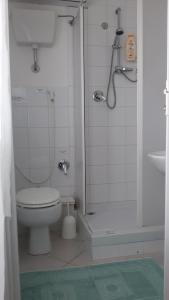 e bagno con doccia, servizi igienici e lavandino. di B&B Macalube Aragona ad Aragona