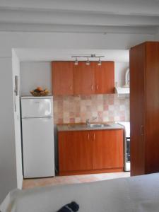Кухня или мини-кухня в Sokratis Apartments
