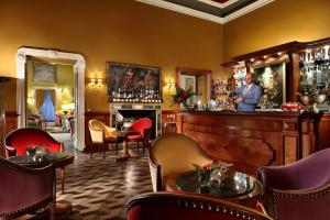De lounge of bar bij Grand Hotel Tremezzo