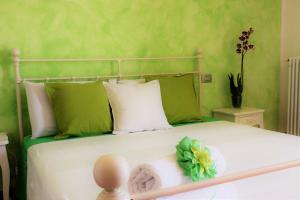 RoncofreddoにあるCa' Fabbriの緑の壁のベッドルーム1室