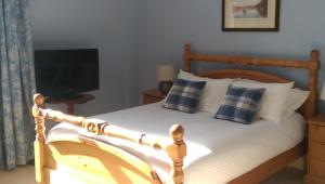 Postel nebo postele na pokoji v ubytování Lochinver Guesthouse