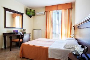 A bed or beds in a room at Hotel Terra degli Elimi