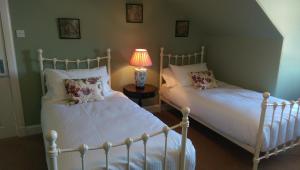 Postel nebo postele na pokoji v ubytování Lochinver Guesthouse