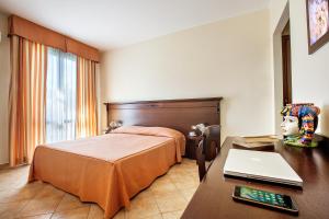 A bed or beds in a room at Hotel Terra degli Elimi