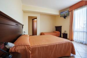 A bed or beds in a room at Hotel Terra degli Elimi