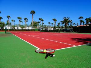 Tenis a/nebo squash v ubytování Camping Platja Cambrils nebo okolí