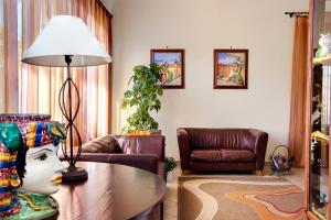 A seating area at Hotel Terra degli Elimi