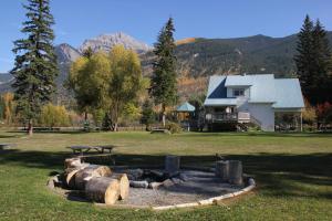 Gallery image of Bear Paw Lodge in Golden
