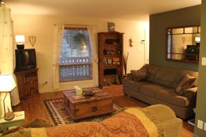 sala de estar con sofá y mesa de centro en Bear Paw Lodge, en Golden