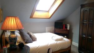 Postel nebo postele na pokoji v ubytování Lochinver Guesthouse