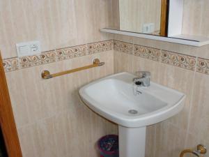 un bagno con un lavandino bianco e uno specchio di Kennedy 2 - Fincas Arena a Benidorm Altre 18 foto