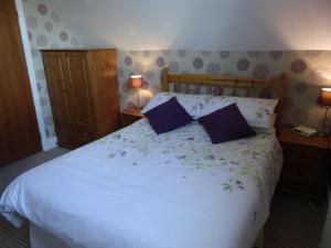 A bed or beds in a room at Victoria Lodge 