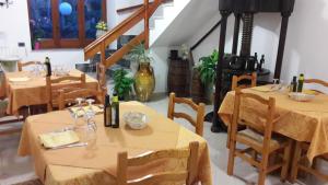 A restaurant or other place to eat at Agriturismo La Lobra